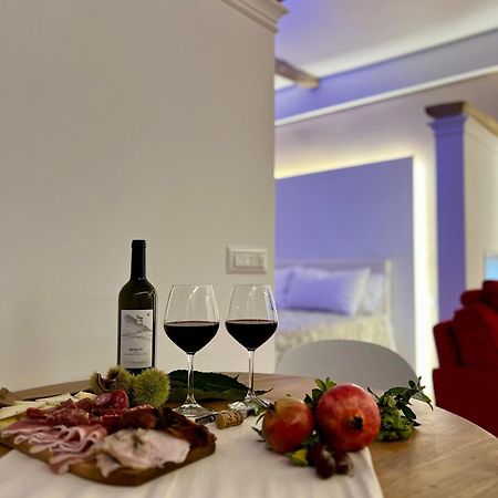Elena'S Suite Sutri Bagian luar foto