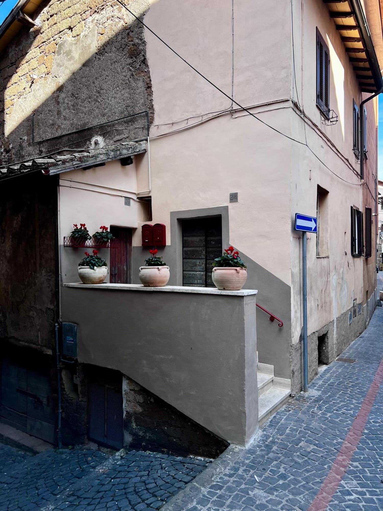 Elena'S Suite Sutri Bagian luar foto