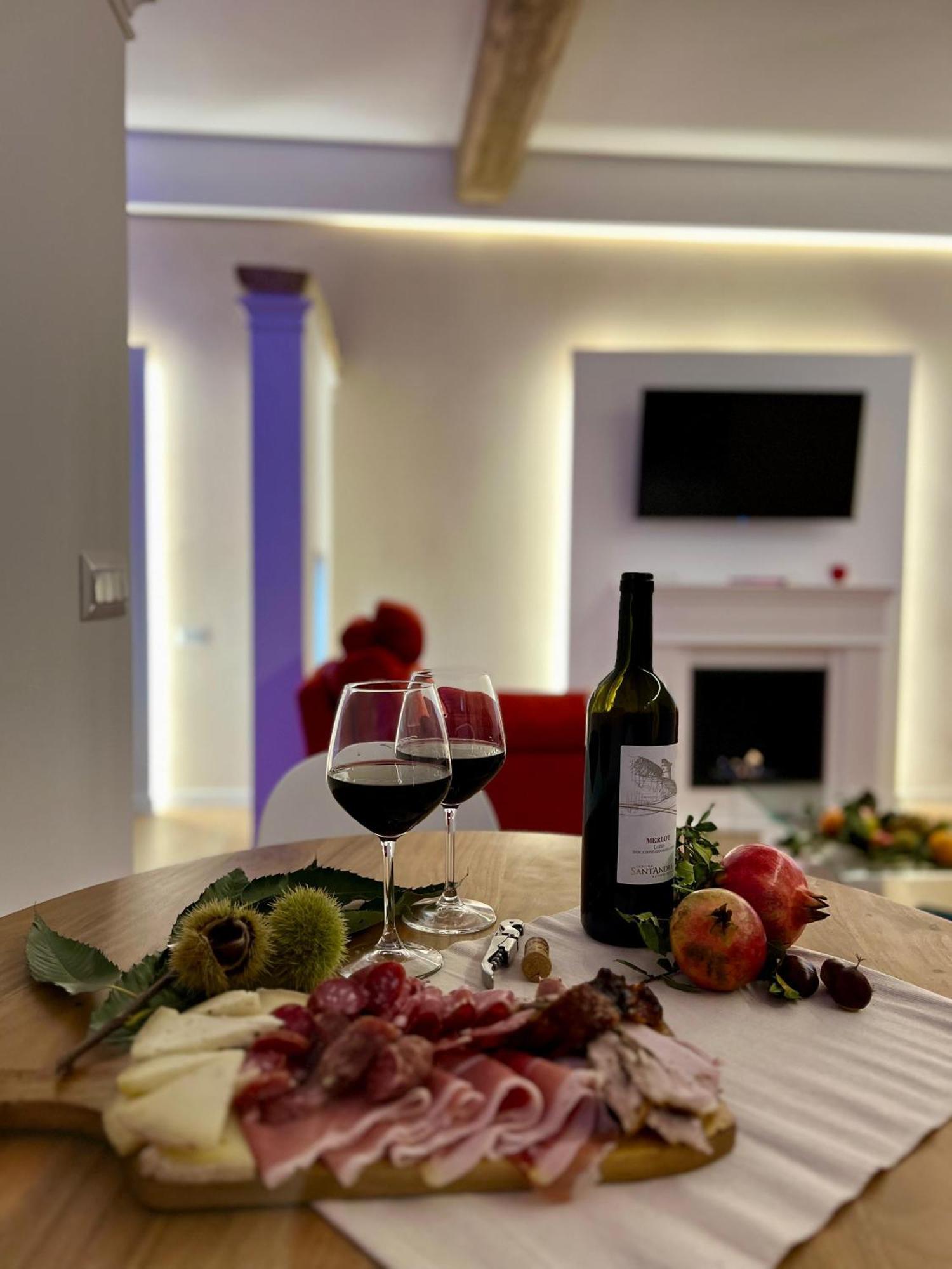 Elena'S Suite Sutri Bagian luar foto
