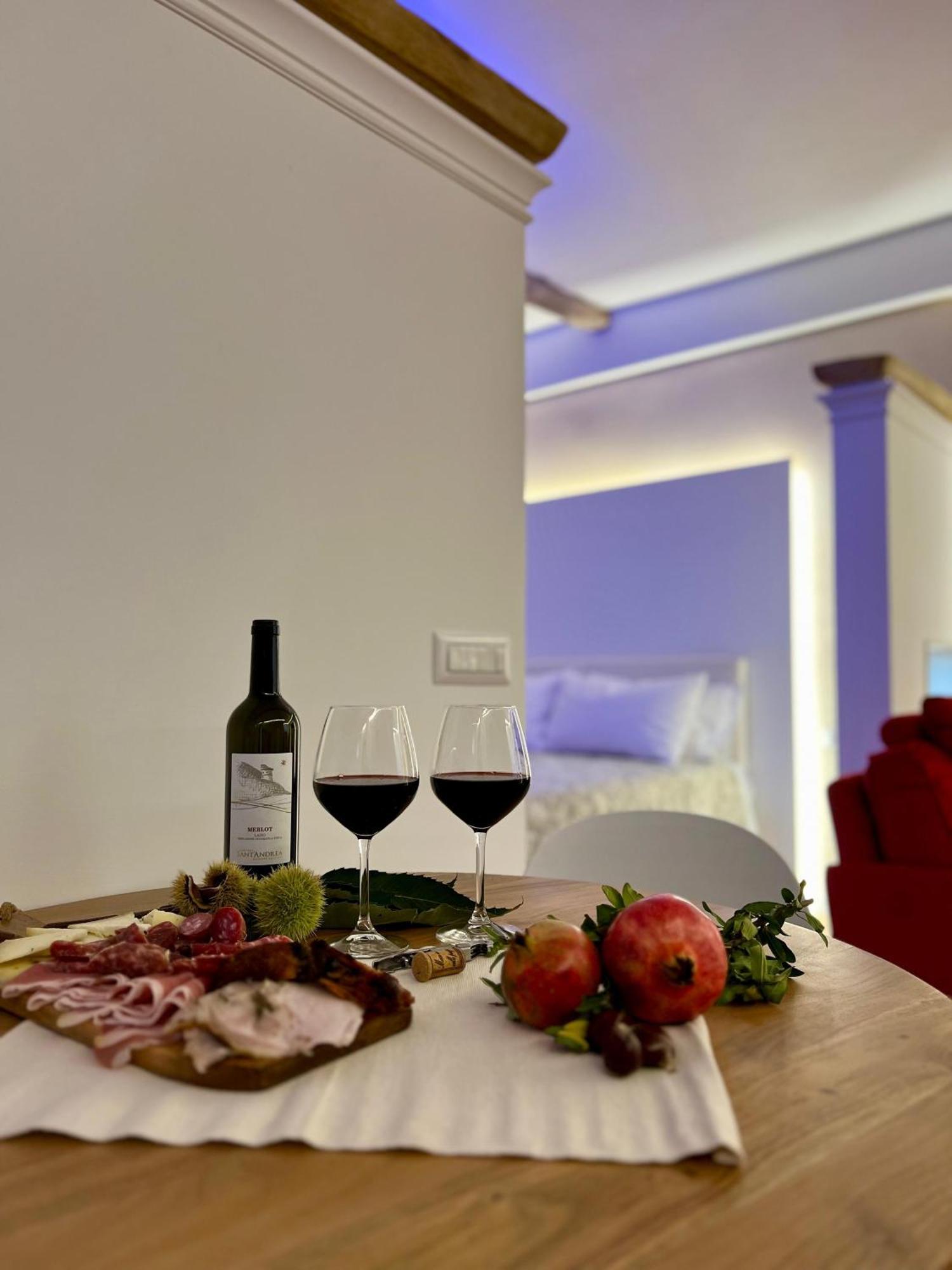 Elena'S Suite Sutri Bagian luar foto