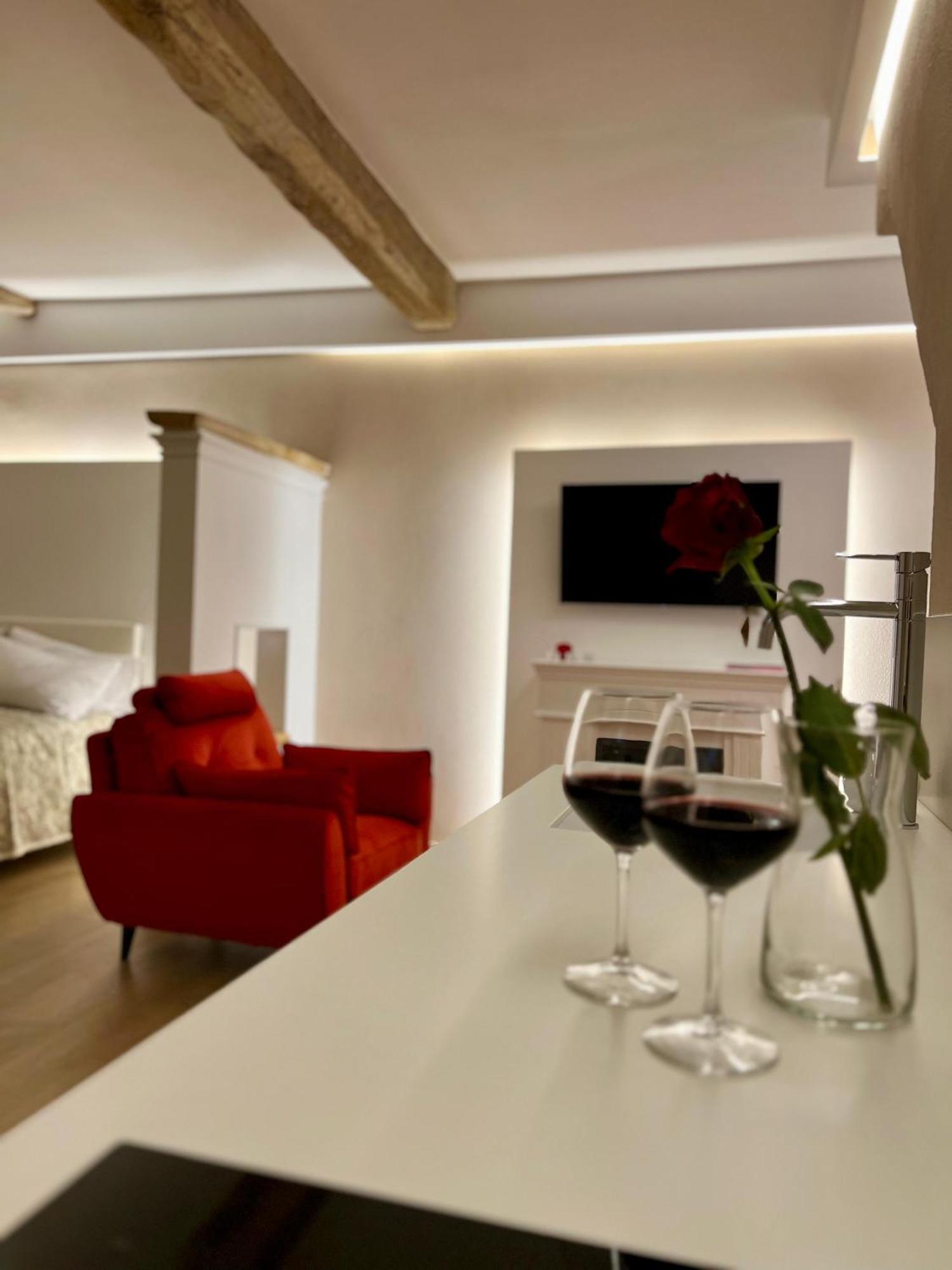 Elena'S Suite Sutri Bagian luar foto
