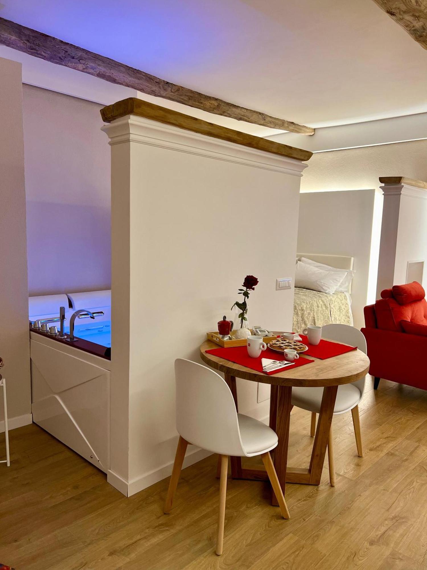 Elena'S Suite Sutri Bagian luar foto