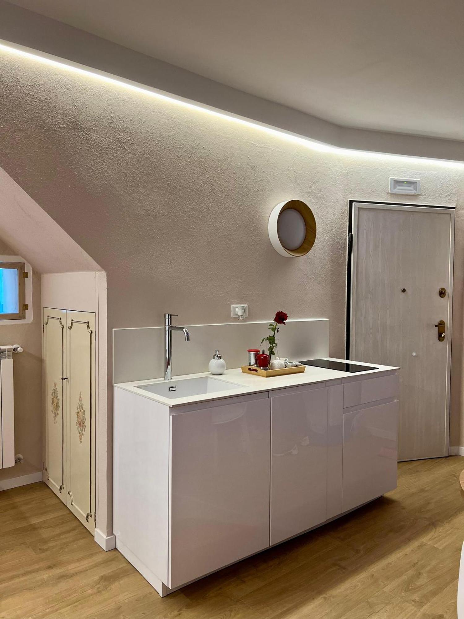 Elena'S Suite Sutri Bagian luar foto