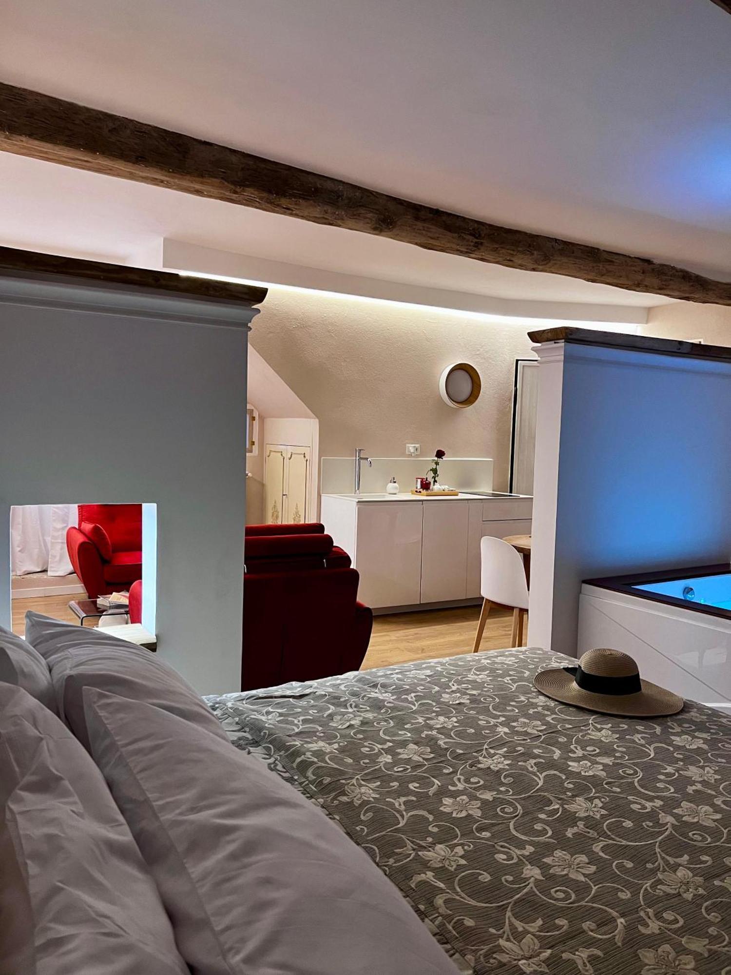 Elena'S Suite Sutri Bagian luar foto